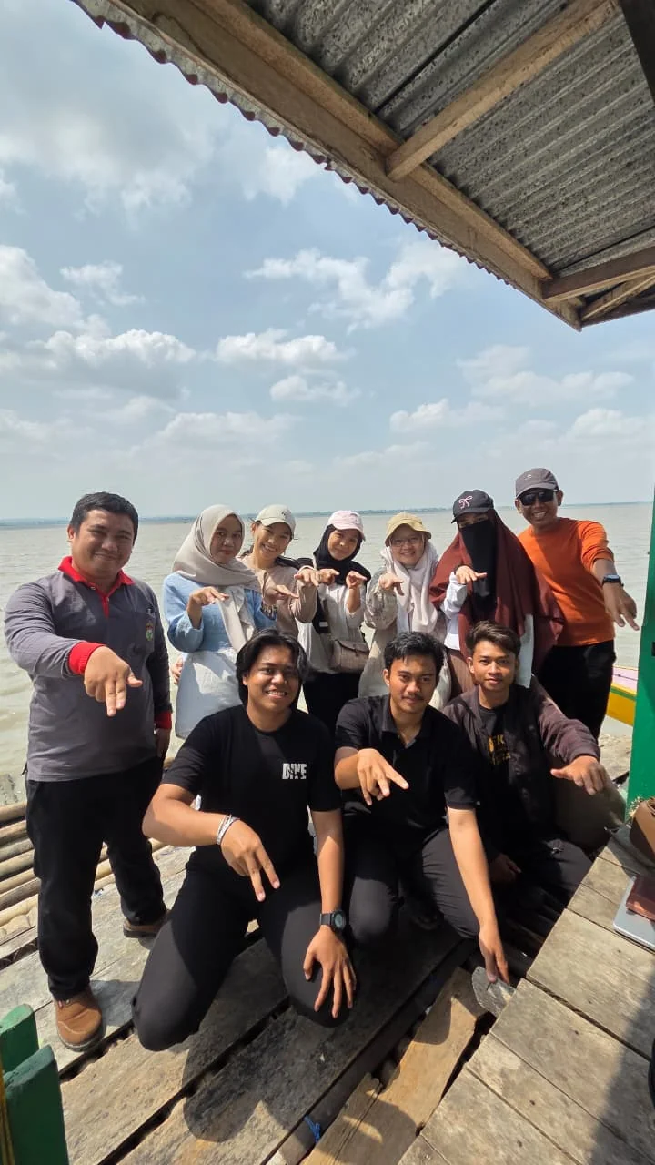 Kegiatan bersama peserta di danau
